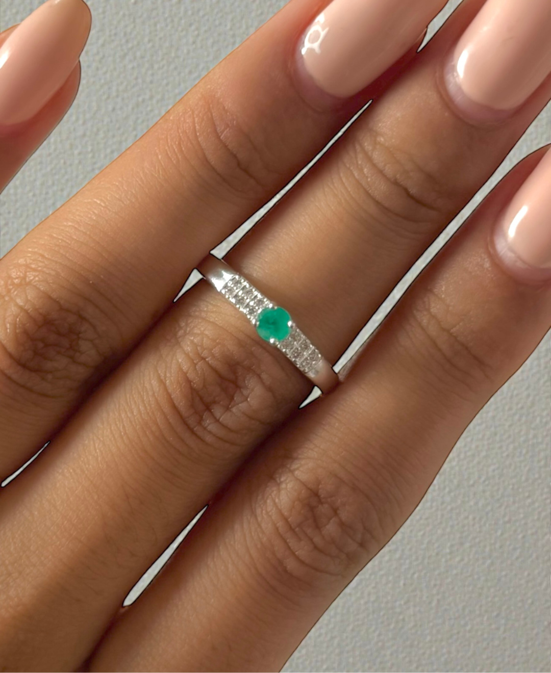 Latido esmeralda anillo