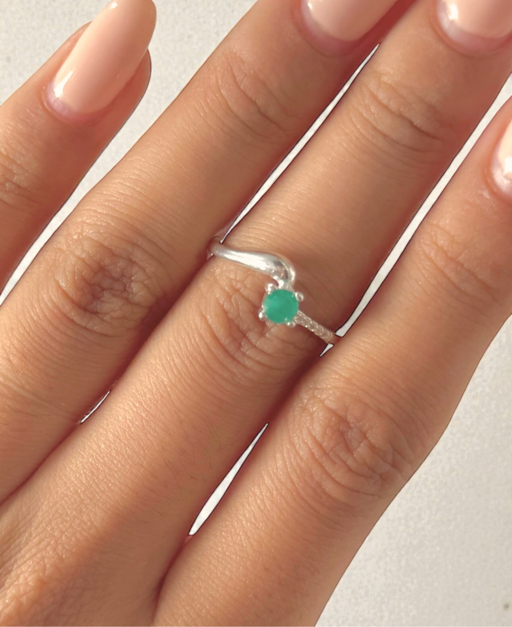 Rayo de esmeralda anillo