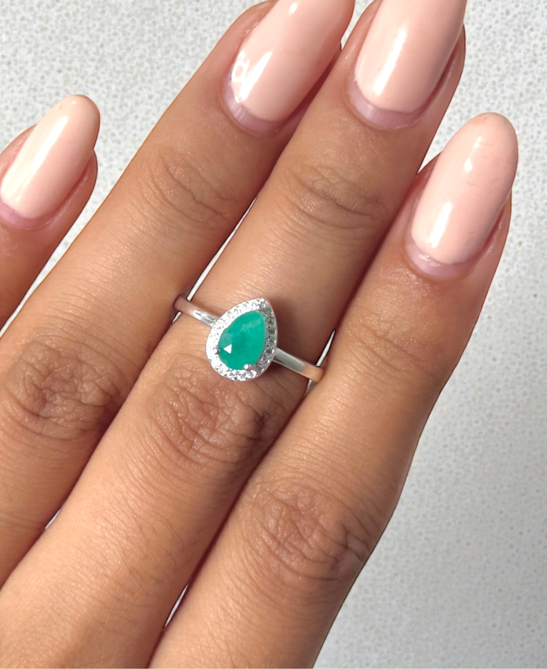 Gota de esmeralda anillo