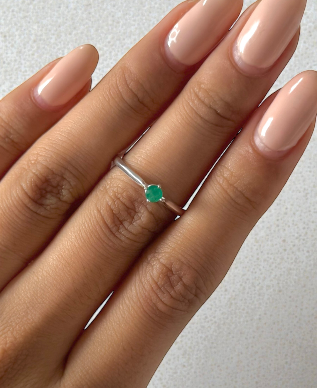 Esmeralda tini anillo