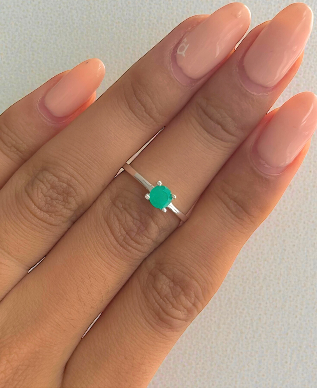 Minimal esmeral anillo