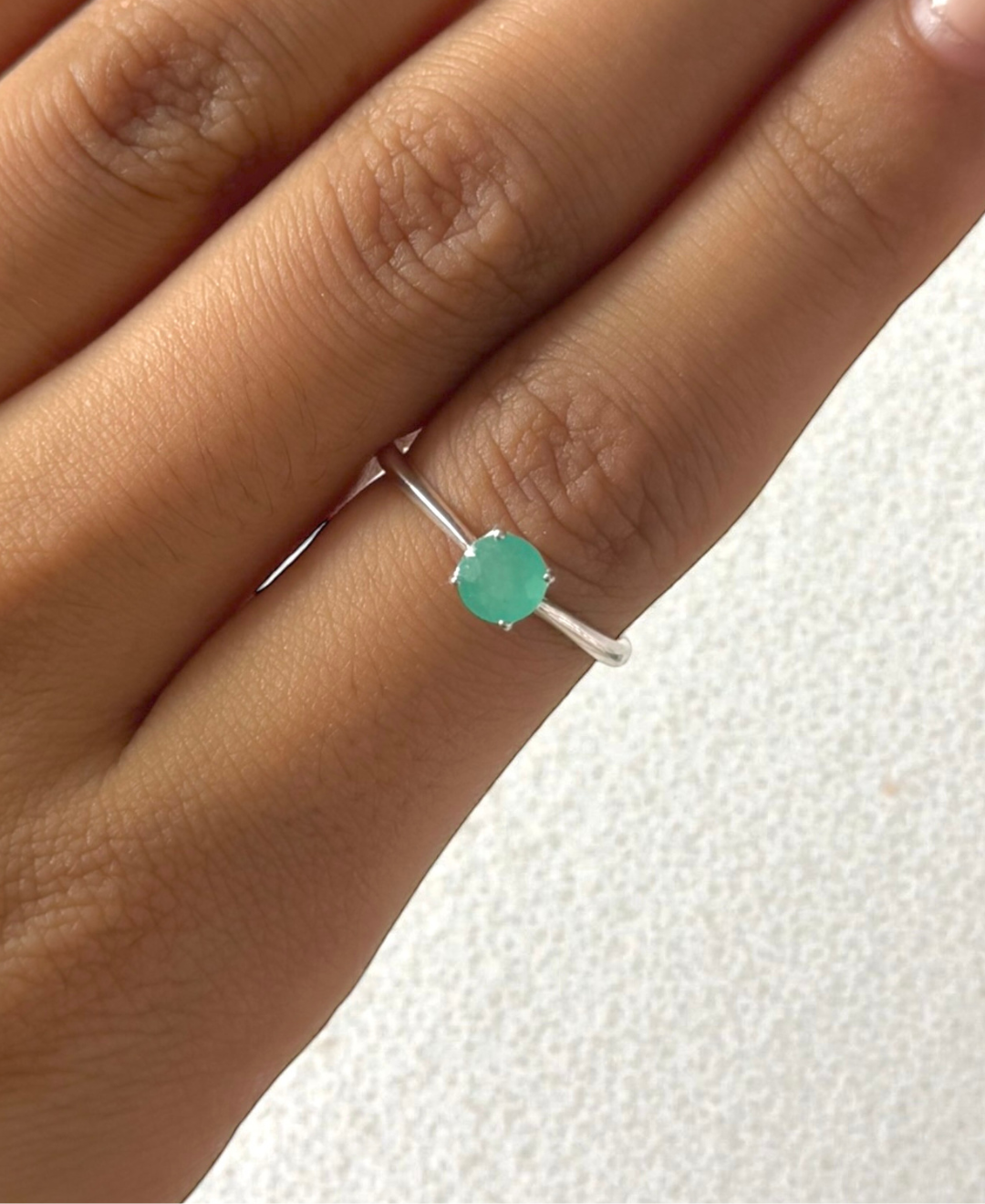 Minimal esmeralda anillo