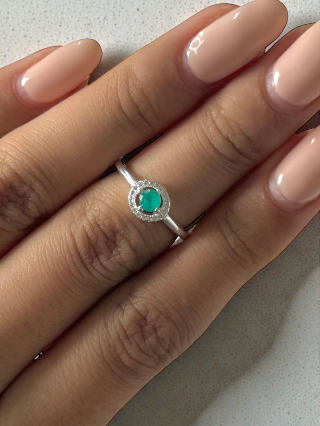 Chispa de esmeralda anillo
