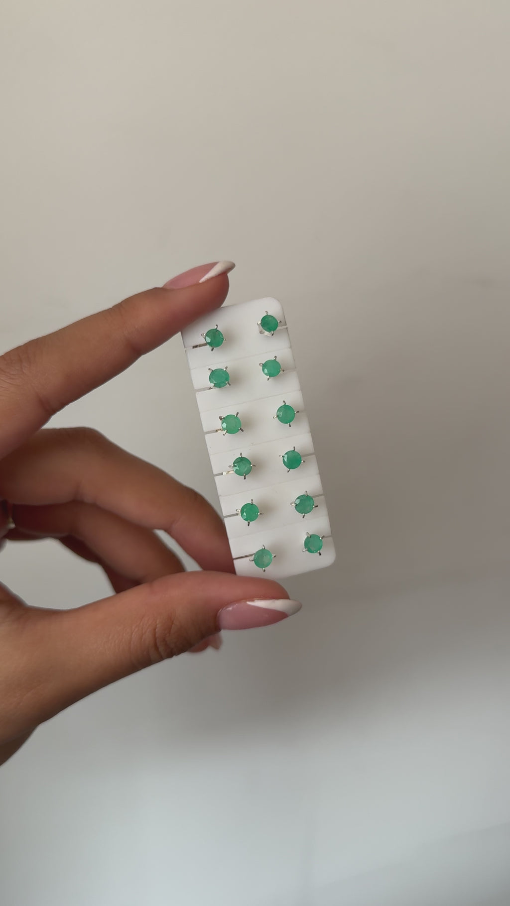 Aretes topitos reina esmeralda